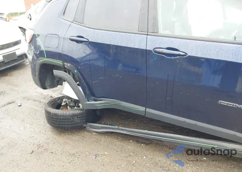 2021 Jeep Compass Latitude 4X4 z USA, uszkodzony, nr VIN 3C4NJDBB5MT540400